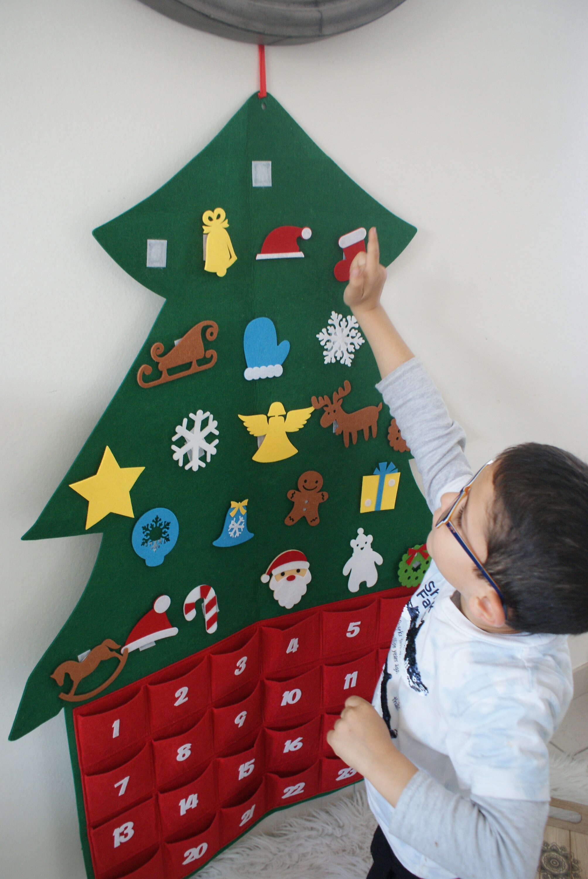 BRUBAKER Herbruikbare houten adventskalender om te vullen   Peperkoekhuisje met LED verlichting   Doe het zelf kalender 26,2 x 45 x 5,5 cm