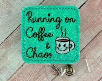 Portatarjetas retráctil "Running On Coffee And Chaos", portatarjetas de identificación para enfermeras, clip retráctil, cordón para maestras, regalos para compañeras de trabajo (enfermeras), intercambiable