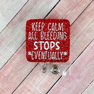 Puede incluir: Portagafete rojo con purpurina con una superposición de texto blanco que dice "Keep Calm All Bleeding Stops *Eventually*"