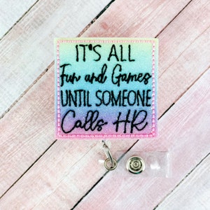 Puede incluir: Un portagafete de purpurina arcoíris con el texto "It's all fun and games until someone calls HR".