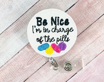 Be Nice バッジリール、看護師バッジリール、面白いバッジホルダー、ID バッジ、ストラップ、バッジバディ、薬剤師バッジリール、薬局バッジ