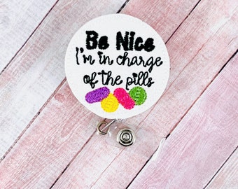 Be Nice バッジリール、面白い ID バッジ、看護師 ID ホルダー、薬剤師ギフト、薬剤師 ID バッジ、ピルバッジホルダー、同僚ギフト、ストラップ