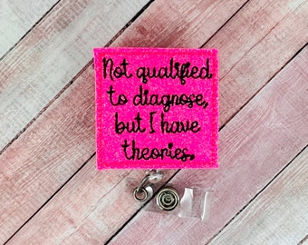 Könnte beinhalten: Rosa quadratischer Badgehalter mit einer schwarzen Stickerei mit der Aufschrift "Nicht qualifiziert, um zu diagnostizieren, aber ich habe Theorien."