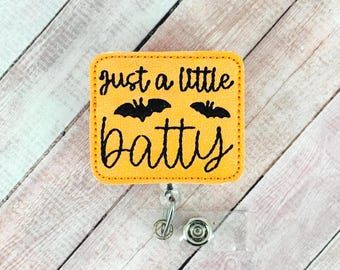 Bobina portadistintivi Just A Little Batty, bobina portadistintivi di Halloween, cordino divertente, badge identificativo di Halloween, bobina portadistintivi autunnale, badge retrattile, badge identificativo per infermieri