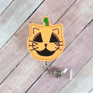 パンプキンキティバッジ、バッジホルダー、秋のバッジ、ハロウィンIDバッジ、秋のストラップ、看護師ギフト、格納式バッジ、看護師バッジ、教師バッジ