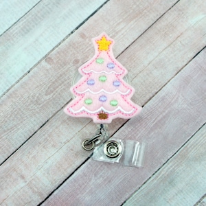 Badgehaspel roze kerstboom - kerstbadge - badgehouder - badgehaspel - intrekbare badge - badge uittrekken - kerstbadge - sleutelkoord