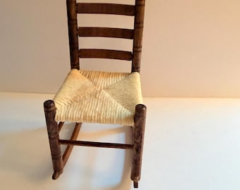 Mecedora con asiento de mimbre