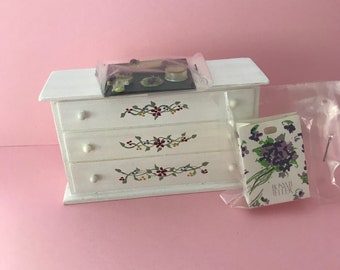 Dollhouse miniatura pintado a mano cómoda con accesorios