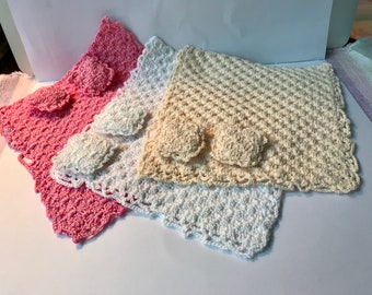 Colcha de ganchillo y almohadas