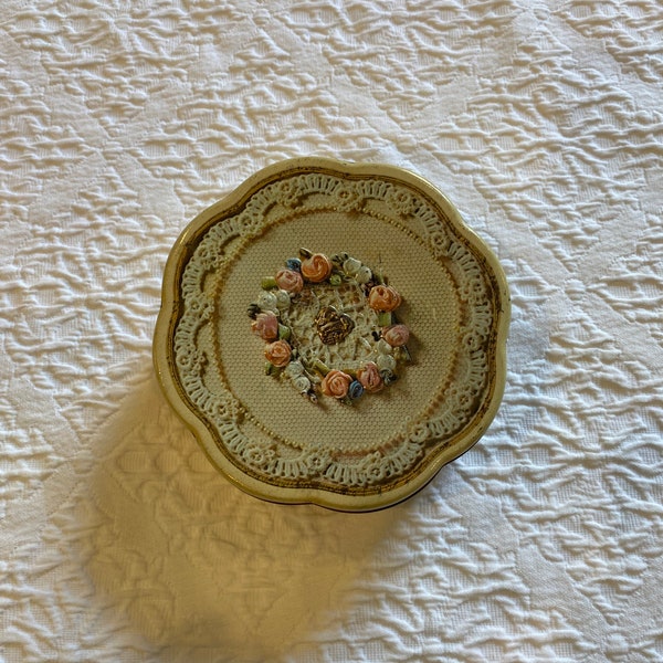 Vintage Avon Floral Rose Lace Tin / Valentines Day 1981 / Cream & Pink w/ Scalloped Edge / Victorian / Spring / Easter