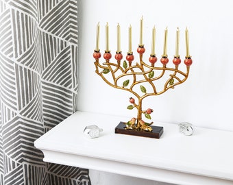 Granatapfel-Chanukka-Menorah, jüdisches Zuhause, Geschenk, handgefertigt und handbemalt, einzigartige Kunst, Judaica, spirituelles Zeichen, 9 Zweige, 20,3 cm L/17,8 cm H Passend für 8-mm-Kerzen