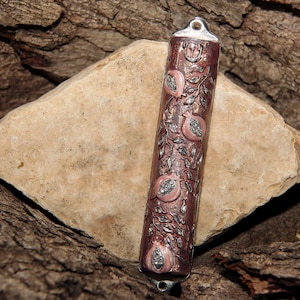 Porta Mezuzah a forma di melograno / Peltro smaltato, rosa (4 pollici)