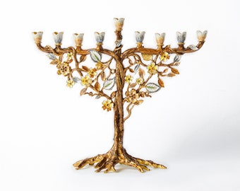 Jüdischer Chanukka-Menora-Kerzenhalter mit Blume auf Rebe, handbemalt mit Kristallen aus Metall. 7,5 "Hoch auf 9" Lang | Silber