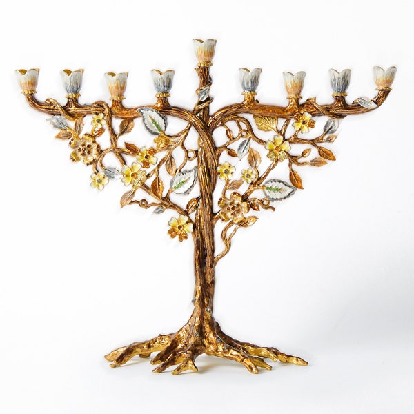 Portavelas judío Hanukkah Menorah con flor en vid, pintado a mano adornado con cristales de metal. 7,5" de alto por 9" de largo/oro