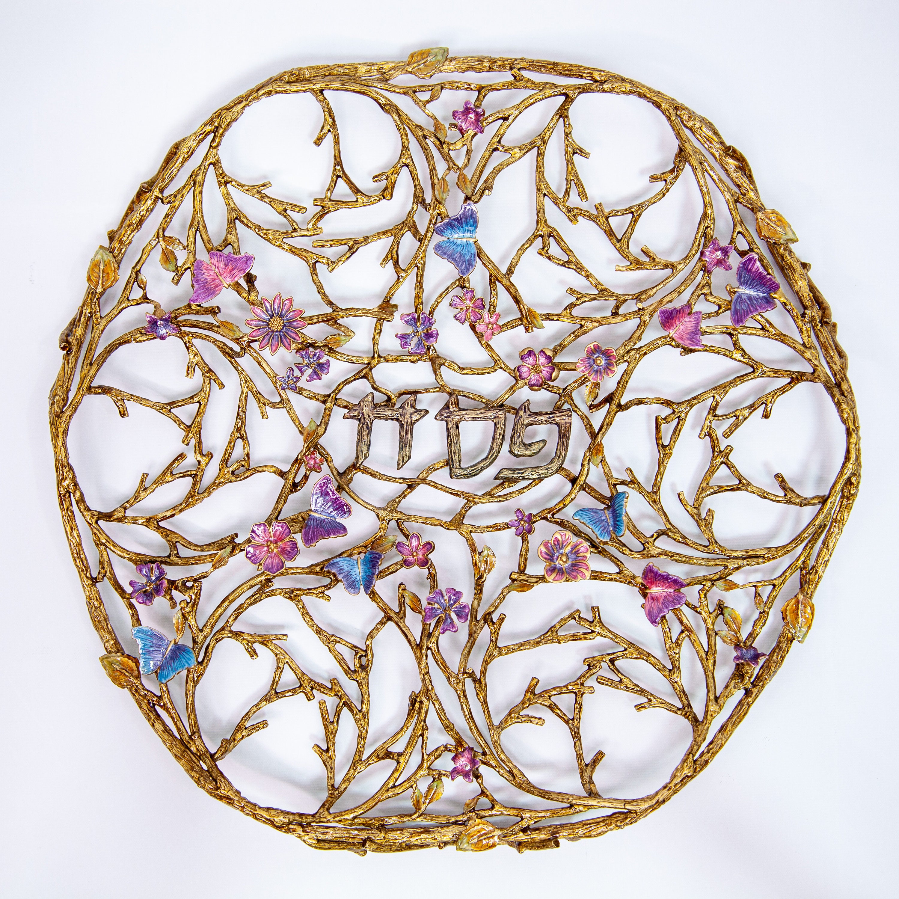 咲き誇る春のセーデルプレート：現代ユダヤ美術による過越祭のセンター