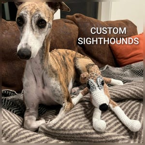Peluche personalizzato all&#39;uncinetto raffigurante Whippet, Levriero e Levriero Italiano - Peluche di levriero personalizzato fatto a mano - Regalo commemorativo unico per animali domestici.