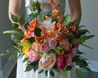 Könnte beinhalten: Ein Brautstrauß mit orangefarbenen, rosa und weißen Blumen, darunter Orchideen, Rosen und Pfingstrosen. Der Strauß ist von üppigem grünem Laub umgeben.