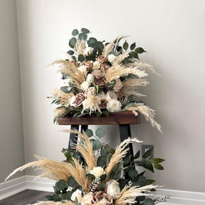 Set med 2 bruna taupe gångblommor golvbågsarrangemang bröllopsgångmarkör beige krämfärgade pampasblommor eukalyptus bröllopstunnel