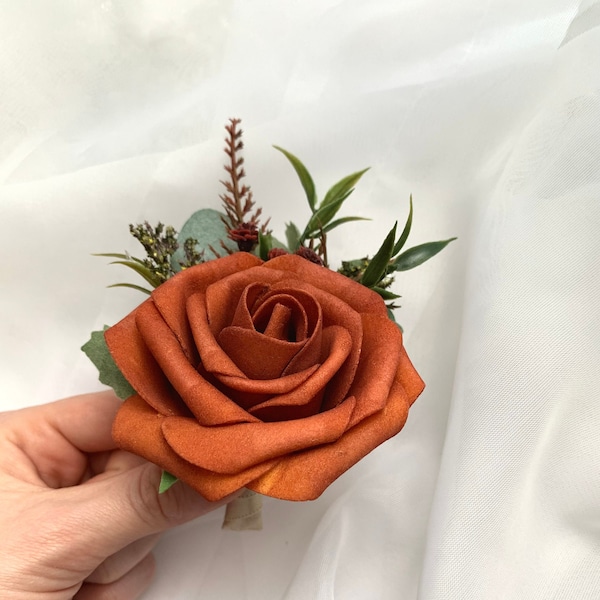 Burnt Orange Rust Terre Cuite Boutonnières Mariage Boutonnière Boutonnières Corsages Garçons D'honneur Marié Vert Fleurs De Mariage Artificielles Mariage