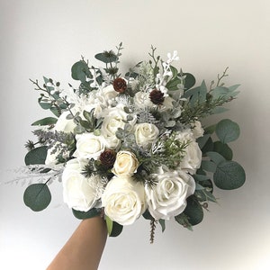 Weihnachten Winter Bouquet Tannenzapfen Weiß Hochzeit Bouquet Weiß Elfenbein Bouquet Weiße Blumen Brautstrauß Eukalyptus Hochzeit Hochzeitsdekor