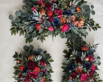 Arco de boda con gemas en colores, flores, rosa fuerte, flores silvestres, fucsia, azul marino, burdeos, rosa fuerte, boda, mesa bohemia.