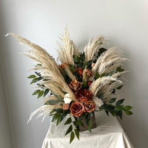 Gebrannte Orange Gangblumen Bodenbogen-Verzierung Hochzeit Gangmarkierung Laubengesteck Terrakotta-Blumen Eukalyptus Hochzeit Rost