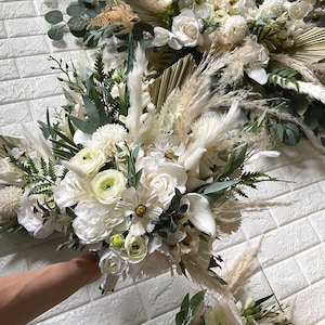 Pampas Boda Pagent Bouquet Palmera Tropical Calla Lirios Orquídea Blanca Anémona Novia Ramos de Novia Dama de Honor Faux Flores Boutonniere