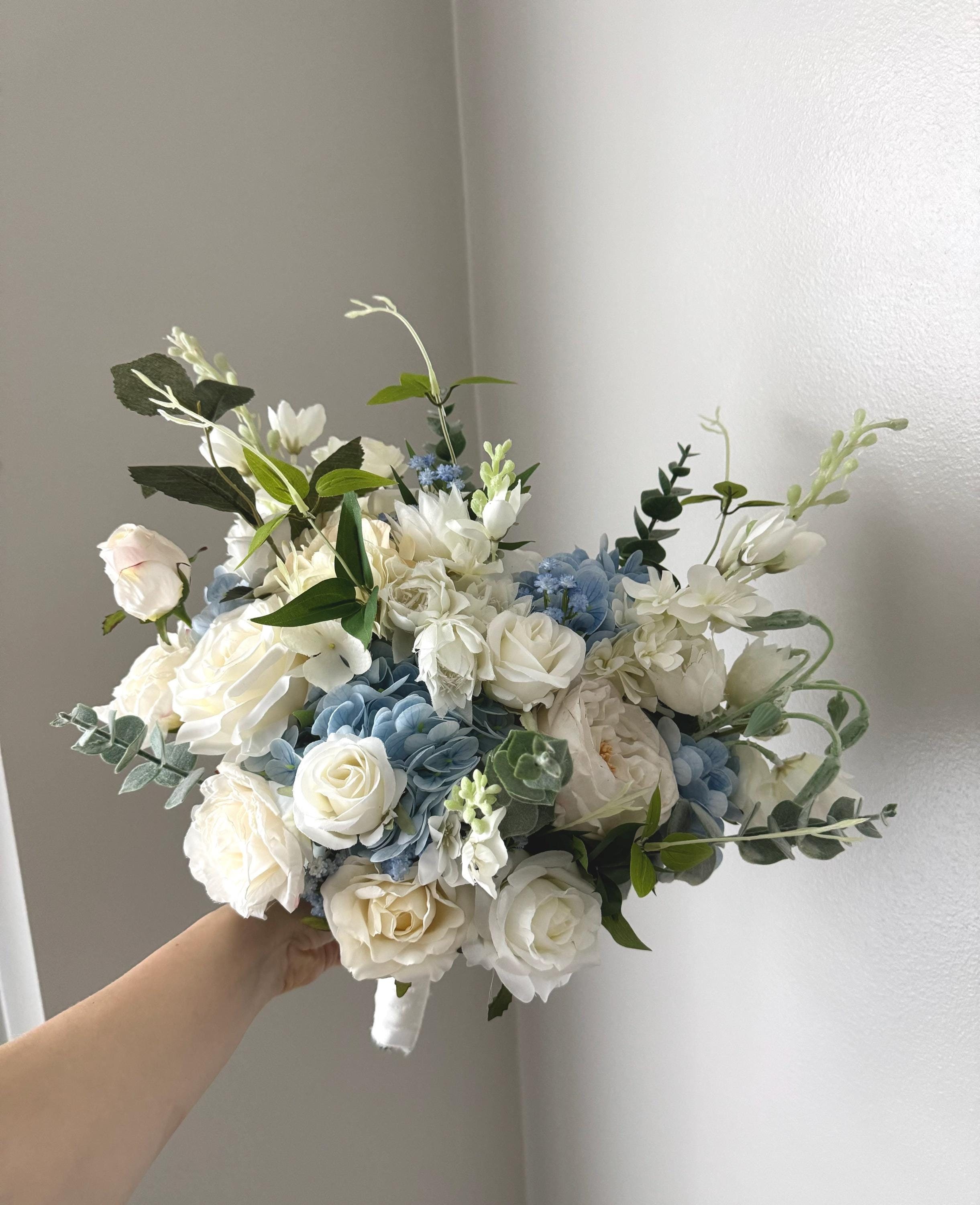 Disegno da colorare della sposa con un bouquet di fiori Scarica o
