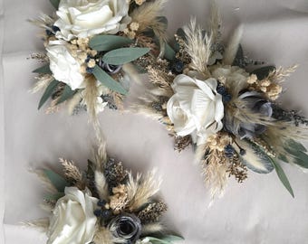 Könnte beinhalten: Drei kleine Sträuße getrockneter Blumen mit weißen Rosen, getrockneten Gräsern und blauen Akzenten.