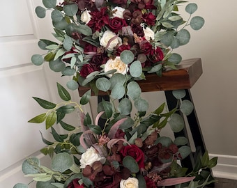 Juego de 2 arreglos florales color burdeos y marfil para pasillo, arco de suelo, marcador de pasillo nupcial, arreglo floral para arco, flores de eucalipto para boda