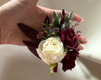 Ramo de novia estilo bohemio color burdeos y marfil para novios, ramo de novia con vegetación y flores artificiales.