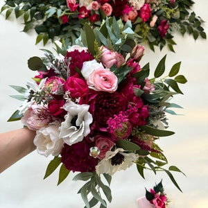 Fuchsia Viva Magenta Anemone Hot Pink Deep Pink Wedding Bouquet Tropical Green Flower Bouquets Bridal Wedding Marsala Pink Bouquets