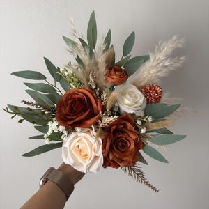 Terrakotta Ivory Bouquet Mittelstück Mittelstück Orange Hochzeit Boho Brautstrauß Elfenbein-Hochzeitsstrauß Dusty Greenery Künstliche Pampas