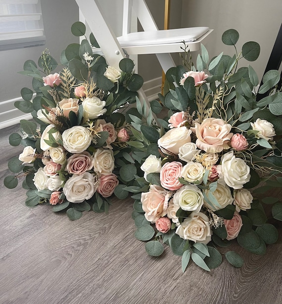 2er Set Aisle Blumen Blush Boden Bogen Gesteck Hochzeit Aisle Marker Arbor Arrangements Weiße Blumen Eukalyptus Hochzeit Weiß Grün