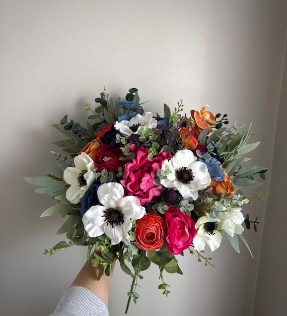 宝石のような色彩のアネモネブーケの花 ホットピンク ネイビーブルー