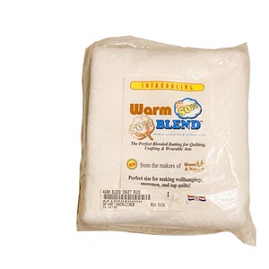 Könnte beinhalten: Eine weiße Packung Warm & Natural 50/50 Blend Vlies für Quilten, Basteln und tragbare Kunst. Die Packung ist mit "Introducing Warm 50/50 Blend" beschriftet und enthält den Text "The Perfect Blended Batting for Quilting, Crafting & Wearable Arts." Die Packung enthält auch den Text "from the makers of Warm & Natural." Die Packung ist mit "Warm Blend Craft Pack" beschriftet und enthält den Text "Perfect size for making wallhangings, snowmen, and lap quilts!" Die Packung enthält auch den Text "14x45/86C114CK" und "PO 5606".