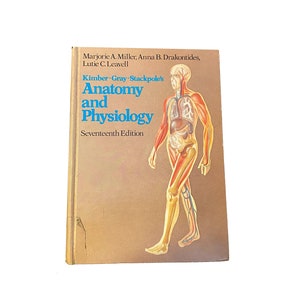 Op de afbeelding: Een bruin boek met de titel "Anatomie en fysiologie" van Kimber-Gray-Stackpole's. Het boek is de zeventiende editie en heeft een gekleurde illustratie van een menselijk lichaam op de omslag.