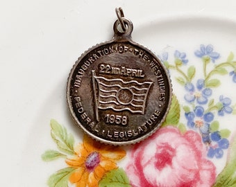 Vintage Metal Charm Legislatura Federal Inauguración de las Indias Occidentales 22 de abril de 1953