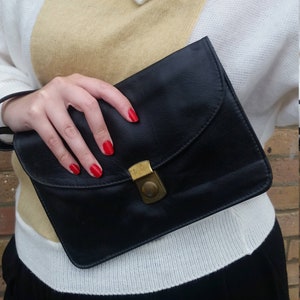 Black leather clutch with brass closure Made in Italy - Original Vintage from the 60s