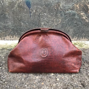 Trussardi Faux Lizard Clutch Handtasche Bordeaux