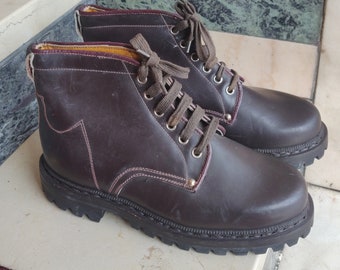 Jaren 60 NOS Brown Militay Workwear Hiking Mountain Enkellaarsjes Resistent Leer & Steaching True Vintage Made in Italy door Aprica Pirelli