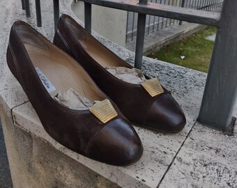 Mocassim marrom salto baixo feminino broche dourado couro e camurça original vintage feito na Itália por Emilio Sabbatino