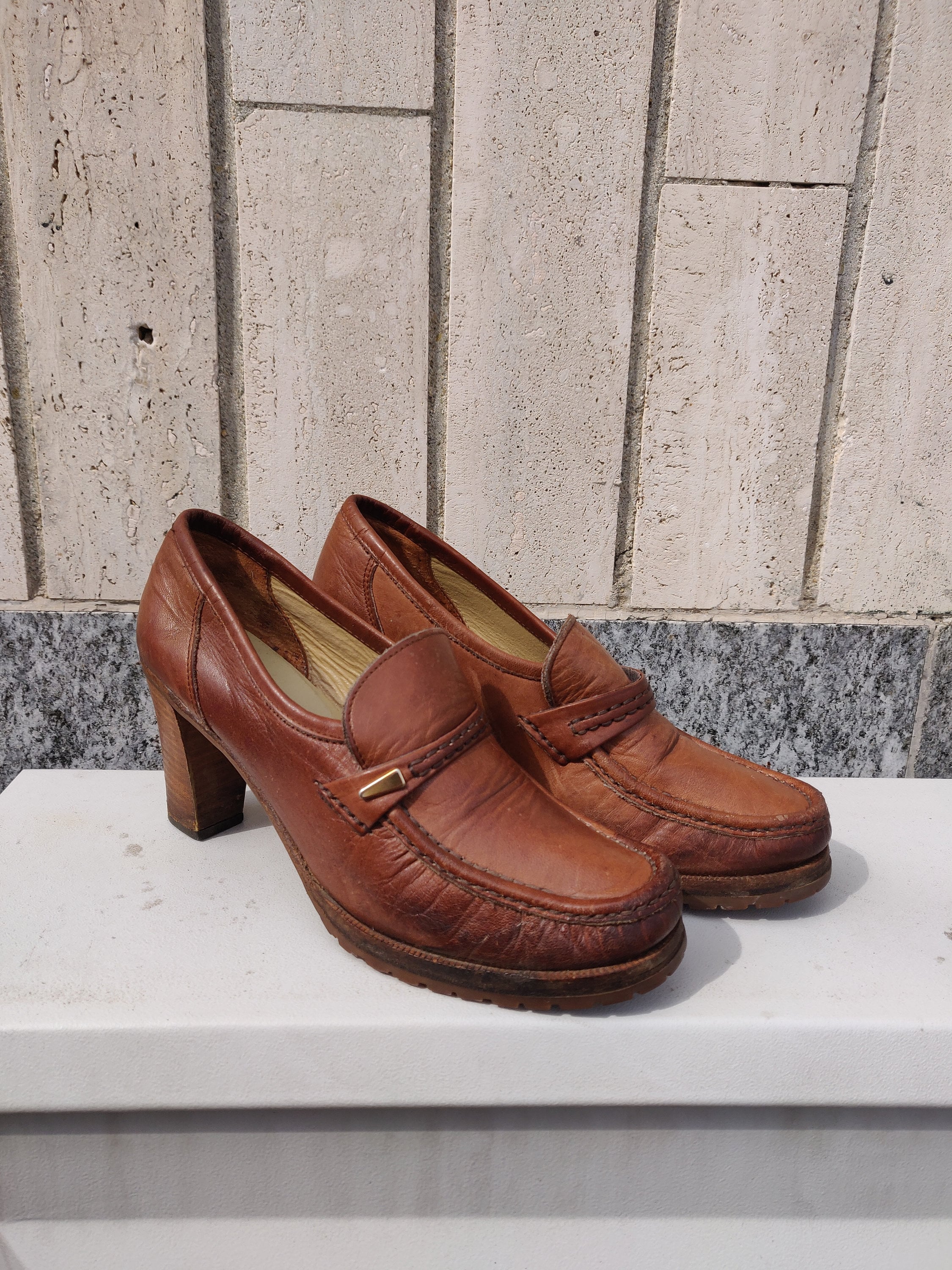 jaren '80 vintage retro stijl comfort en stijl Schoenen damesschoenen Instappers Loafers preppy zwarte naturalizer loafers met gouden gesp trim kantoorkleding klassiek casual chic 