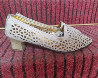 Mocassini slip-on con tacco basso in pelle scamosciata traforata beige chiaro anni '80, veri vintage, realizzati in Italia da Gilda.