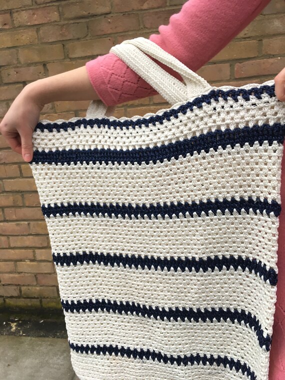 White and Navy Big Crochet Bag - Vintage - Made i… - image 3