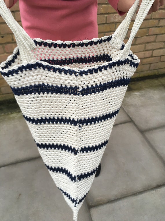 White and Navy Big Crochet Bag - Vintage - Made i… - image 4