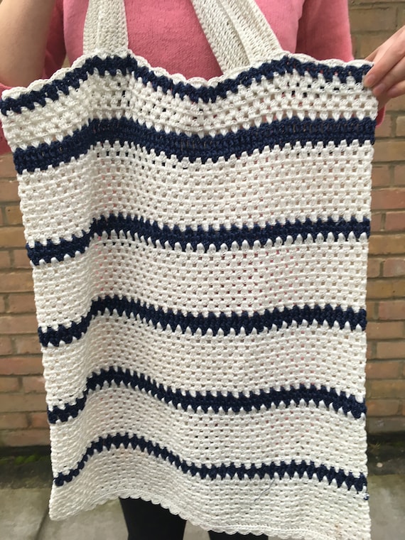 White and Navy Big Crochet Bag - Vintage - Made i… - image 2