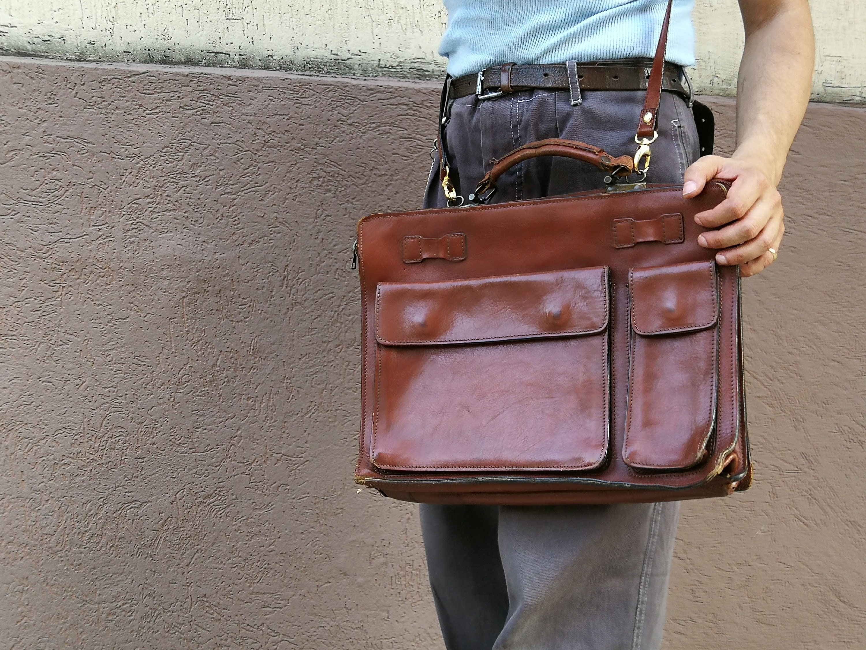 Burberry chestnut brown vintage leather shoulder bag / pochette