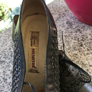 Puede incluir: Zapatos de cuero negro con un dise&ntilde;o tejido y una etiqueta que dice "Linea Riposo Menstor Made in Italy."
