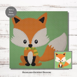 Puede incluir: Un patrón de crochet con un lindo zorro de dibujos animados que lleva una bufanda. El zorro está sentado sobre un fondo verde. El patrón se llama "Highland Hickory Designs".